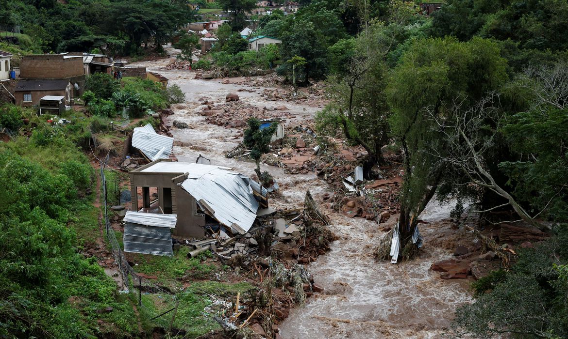 Enchentes matam quase 400 pessoas na África do Sul