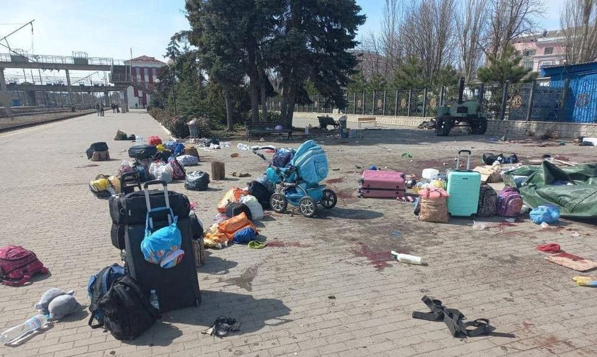 Ucrânia pede que civis fujam do leste; mais de 4,4 milhões já deixaram o país