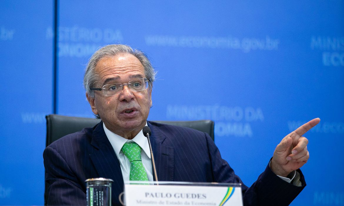 Paulo Guedes defende taxar super-ricos e desonerar empresas