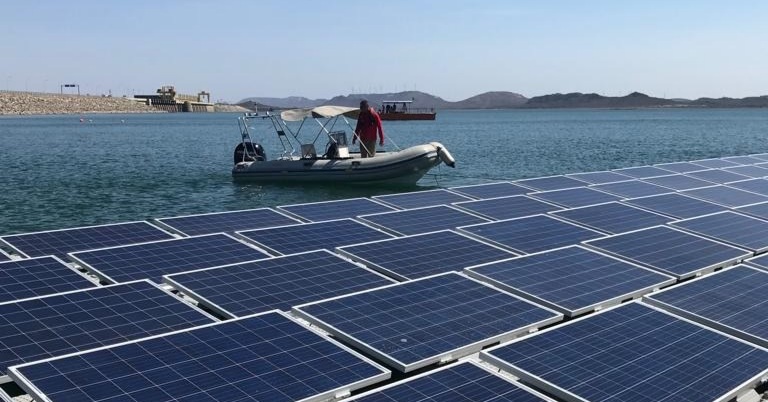 Painéis solares flutuantes potencializam geração de energia limpa em Sobradinho