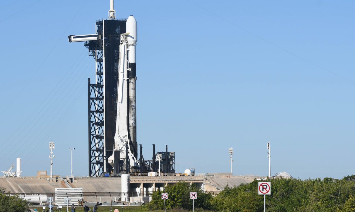 Foguete da SpaceX lança dois satélites da Força Aérea Brasileira