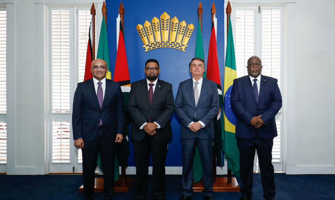 Bolsonaro e presidente da Guiana discutem cooperação em defesa e segurança