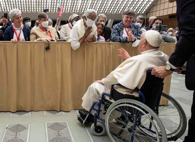 Papa Francisco usa cadeira de rodas em público pela 1ª vez