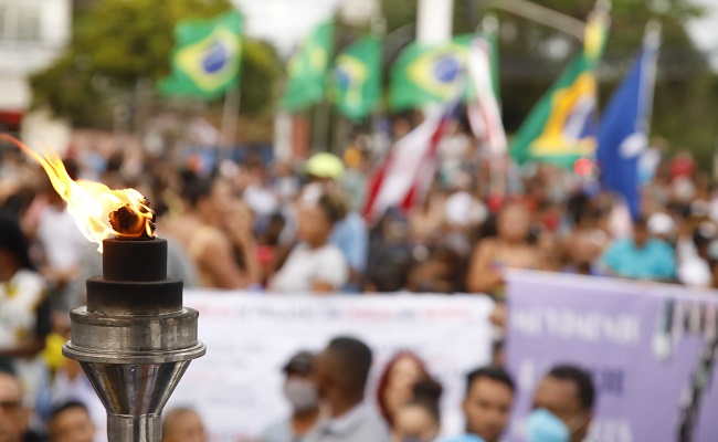 #2deJulho: Soteropolitanos festejam a chegada do Fogo Simbólico a Pirajá