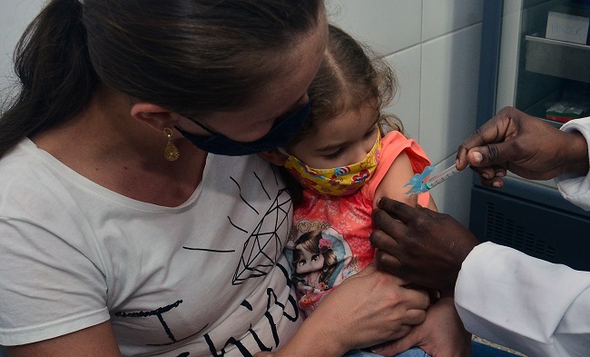 Crianças de 3 a 5 anos são vacinadas contra Covid-19 em Salvador