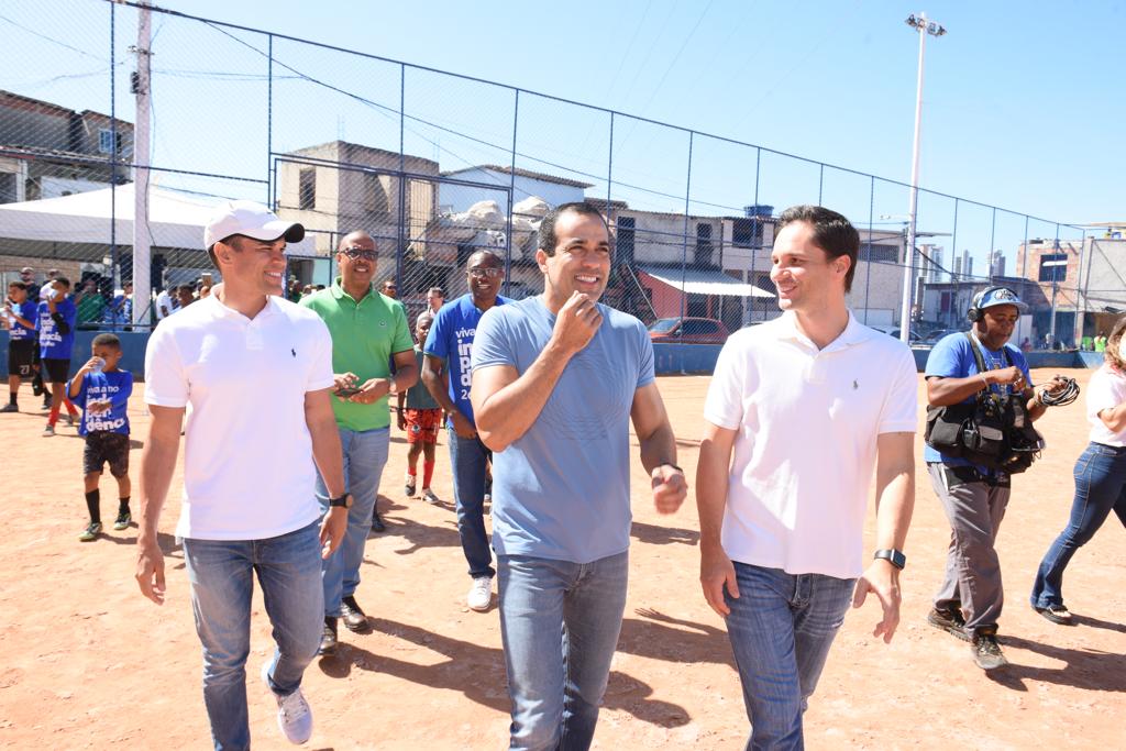 Bruno Reis entrega campo de futebol requalificado na Federação