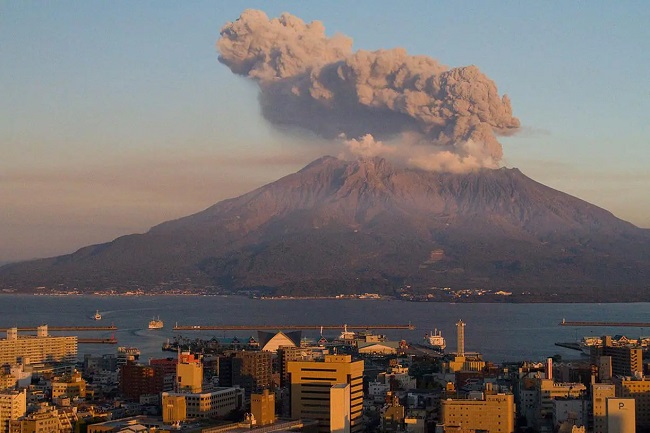 Vulcão entra em erupção na ilha japonesa de Kyushu