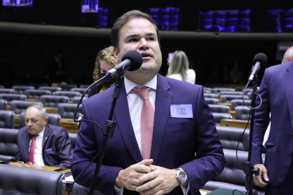 Cacá Leão comemora aprovação na Câmara de projeto que extingue saídas temporárias de presos