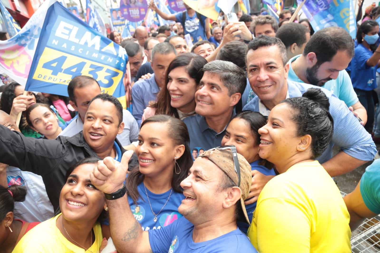 ACM Neto, Ana Coelho e Cacá Leão participam de caminhada em Pau da Lima