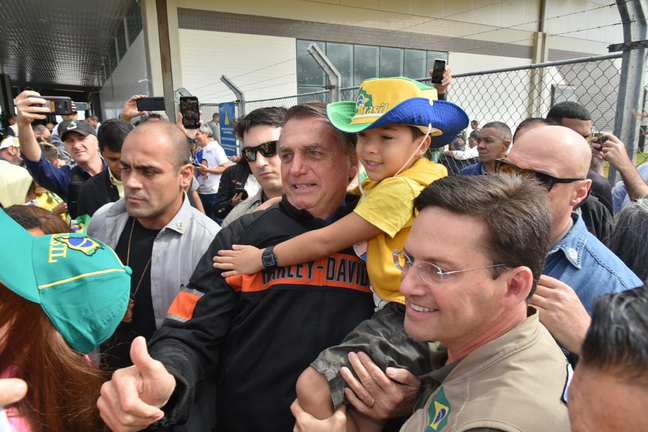 Multidão faz festa para Bolsonaro no aeroporto de Conquista