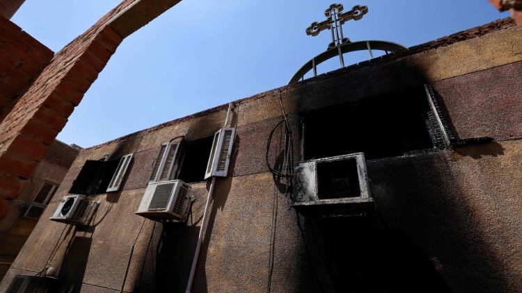 Muçulmano, Salah faz doação para igreja copta destruída por incêndio no Egito