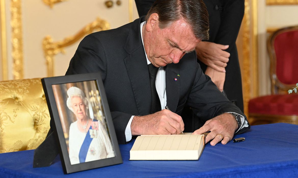 Bolsonaro visita caixão da Rainha Elisabeth II e presta condolências