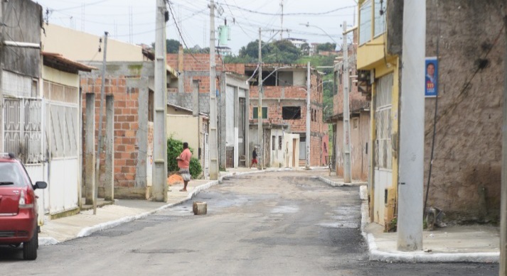 Prefeitura entrega obras de requalificação de rua e canal em Periperi