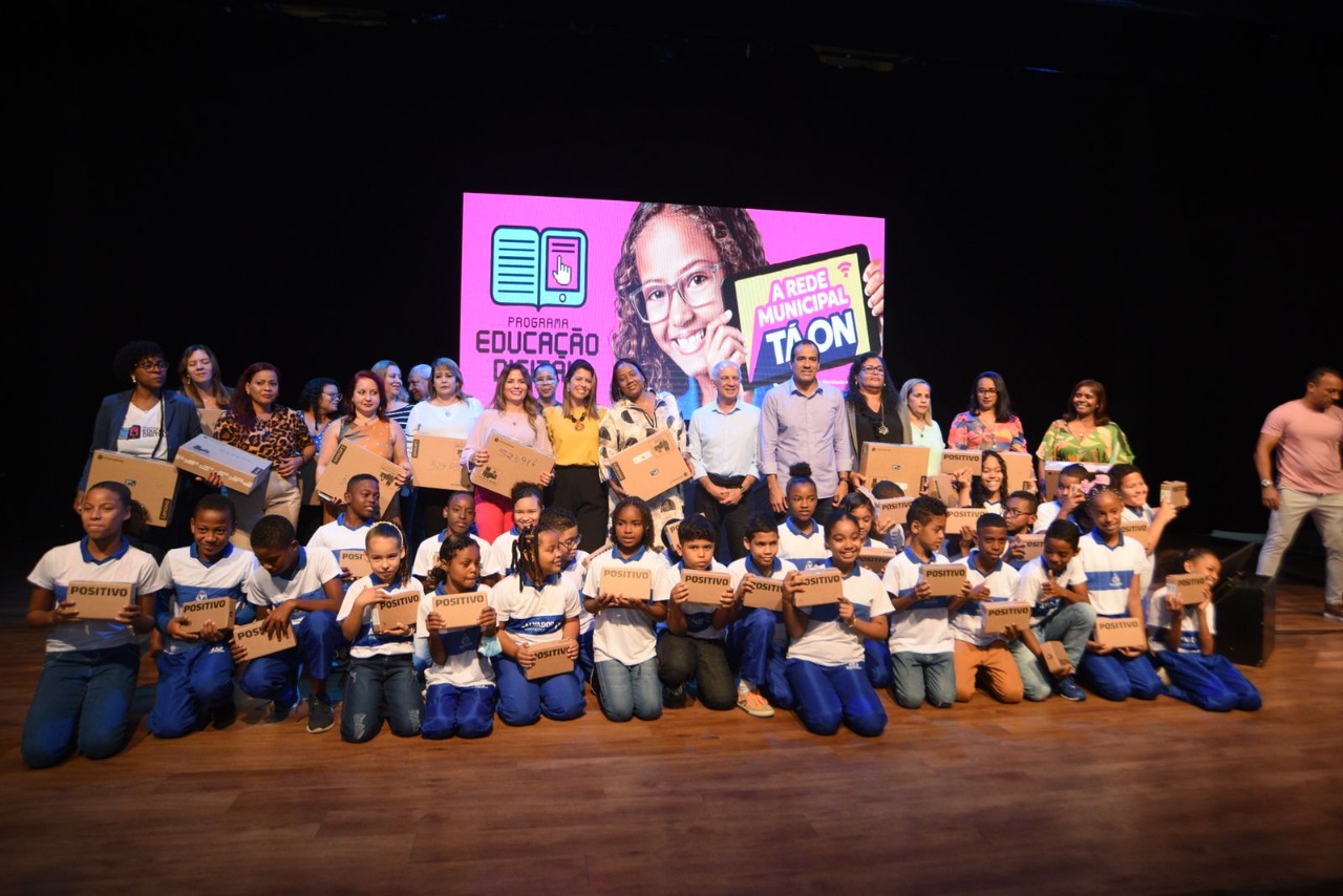 Alunos e professores da rede municipal de Salvador recebem tablets e chromebooks