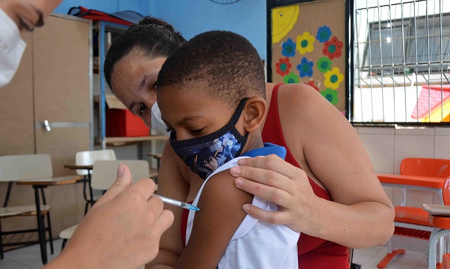 SMS realiza busca ativa para imunização contra pólio e multivacinação nas escolas