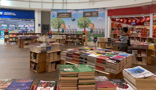 Feira oferece livros a preços populares no Salvador Norte Shopping