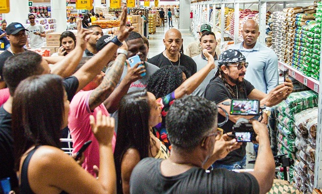 Bell Marques surpreende clientes de supermercado em Salvador