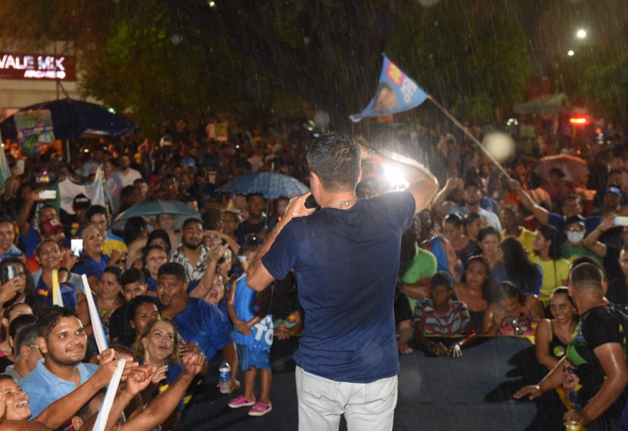 Mesmo sob chuva, ACM Neto reúne multidão em Juazeiro