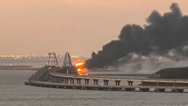 Explosão de caminhão destrói única ponte entre Rússia e península da Crimeia