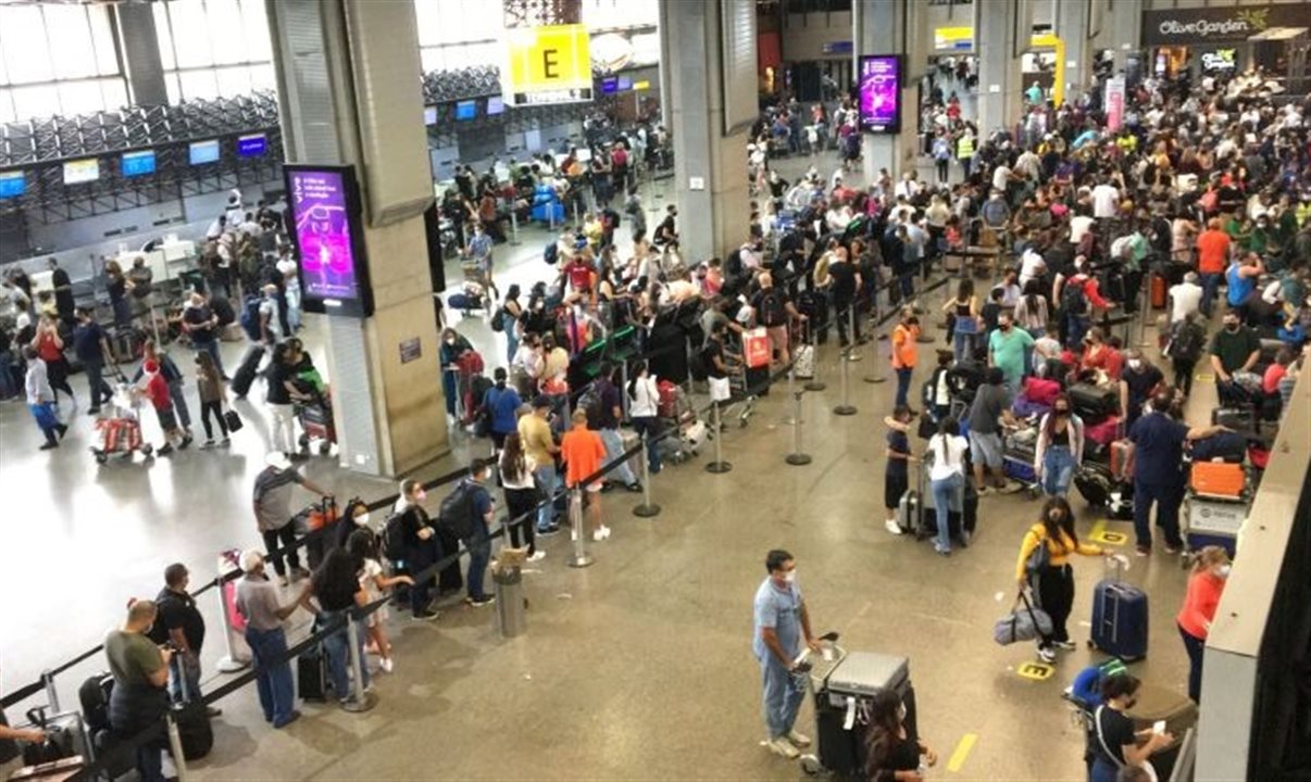 Aeroporto de Guarulhos (SP) cancela 25 voos após bloqueios em rodovia