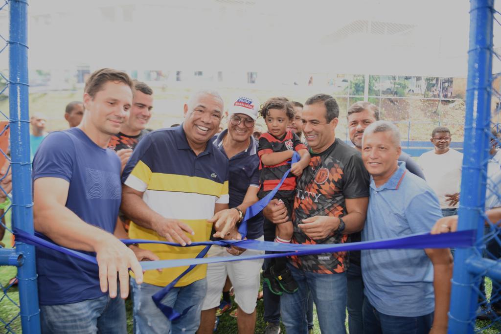 Bruno Reis inaugura campo com grama sintética no Beco do Cirilo