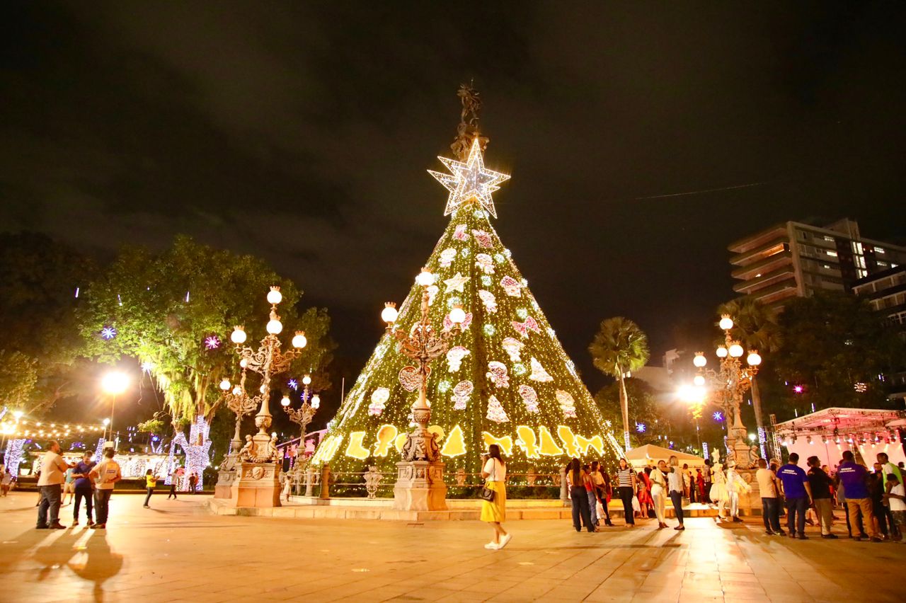 Decoração traz clima natalino à Praça do Campo Grande em Salvador