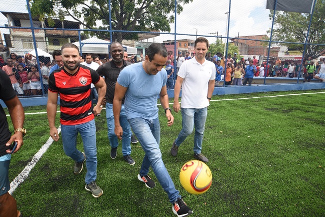 Periperi ganha campo de futebol com grama sintética
