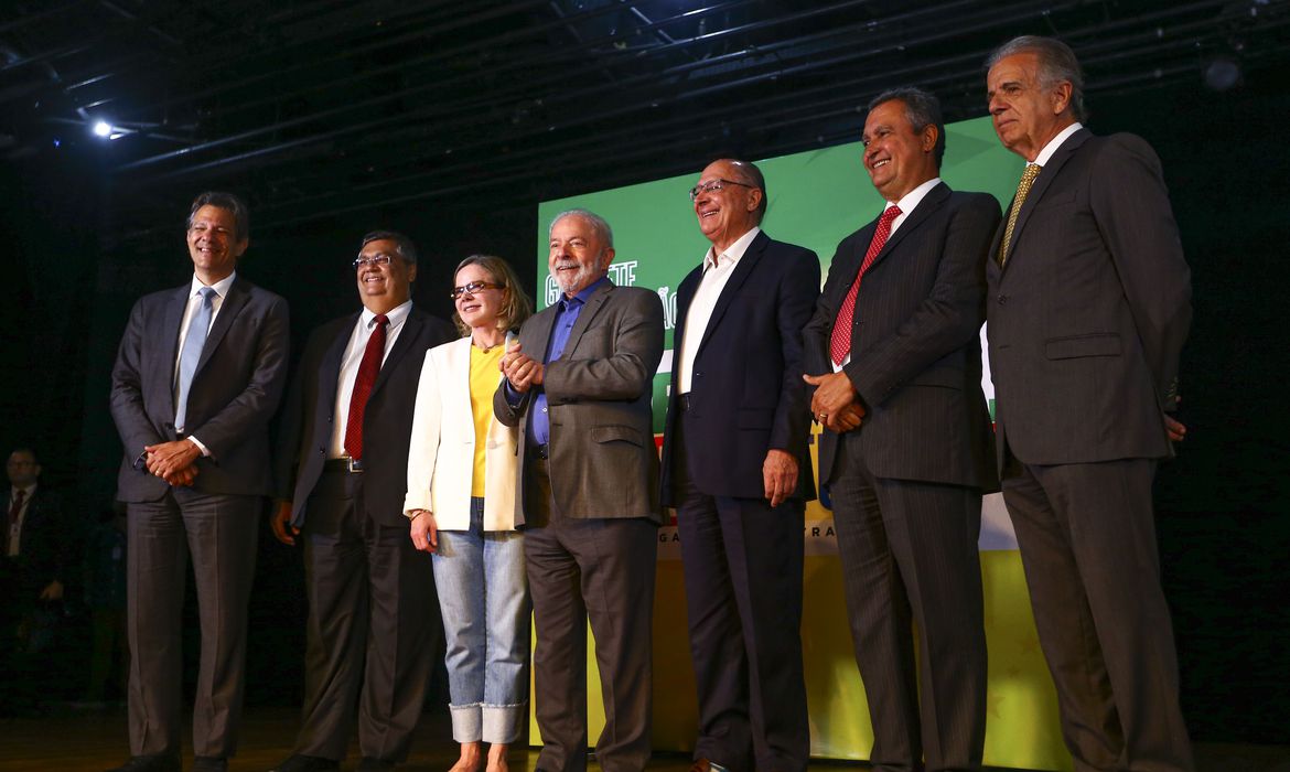 Lula anuncia Rui Costa na Casa Civil e outros quatro ministros do futuro governo