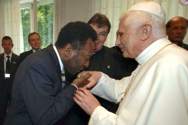 Vaticano publica homenagem a Pelé em fotos com Papas