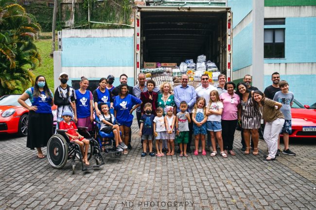 Porsche Club da Bahia arrecada 2,4 toneladas de alimentos para o GACC