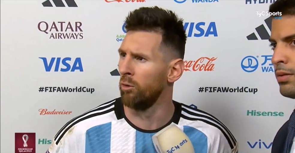 Durante entrevista, Messi fica irritado com holandês Weghorst: “Sai pra lá, bobo!”