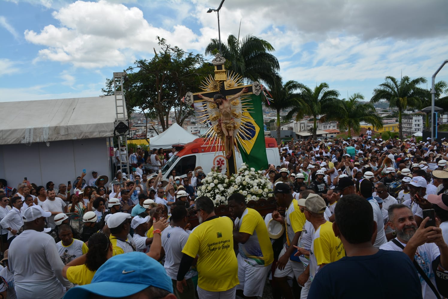 Fiéis se emocionam com chegada de imagem do Senhor do Bonfim à Colina Sagrada