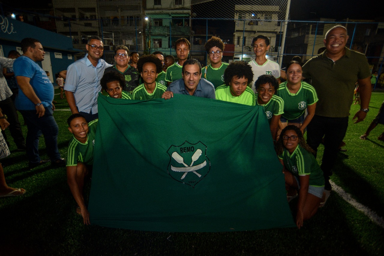 Bruno Reis entrega campo com grama sintética no bairro do Uruguai