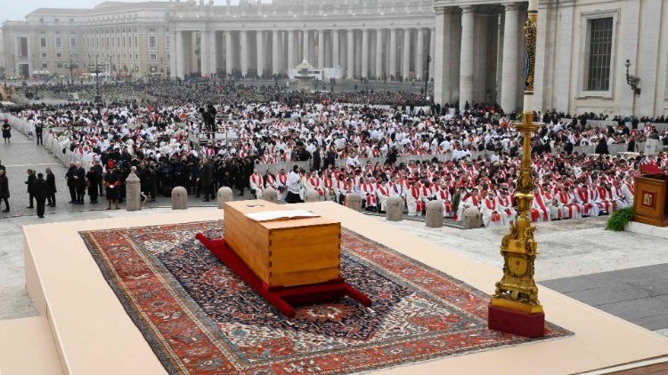 Funeral de Bento XVI é acompanhado por milhares de pessoas no Vaticano