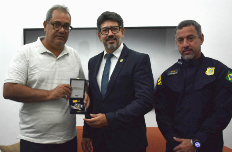 Presidente da Câmara de Salvador é homenageado pela PRF