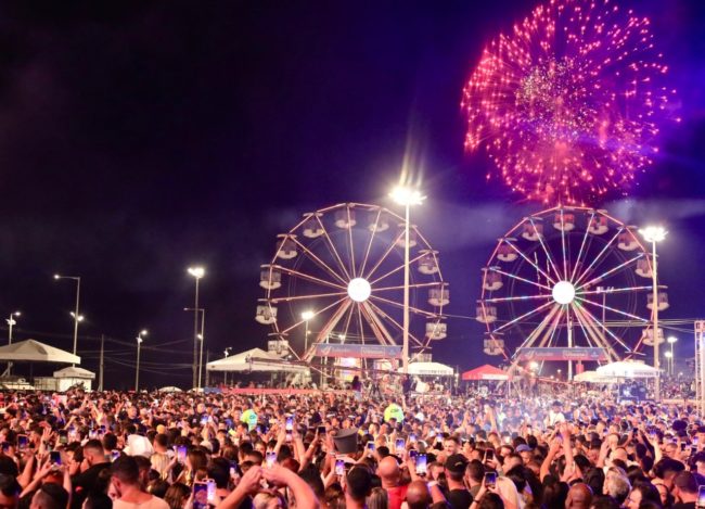 Queima de fogos em Salvador encanta baianos e turistas na virada para 2023