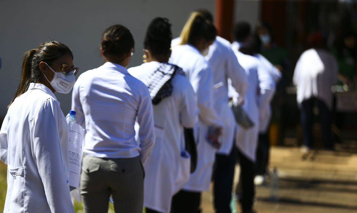 Programa Mais Médicos inscreve até terça; Salvador tem 11 vagas