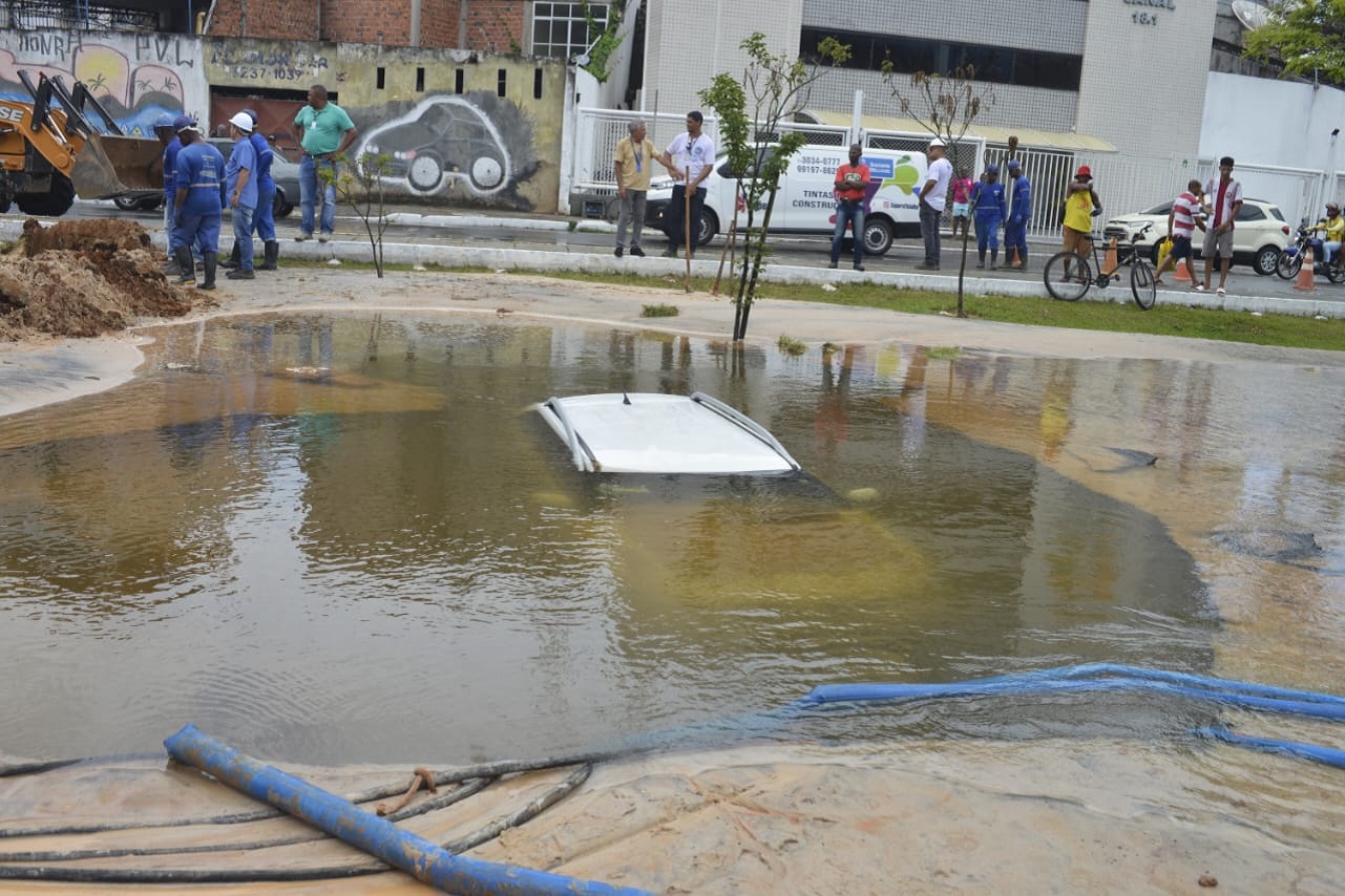 Avenida Garibaldi é bloqueada após rompimento de adutora da Embasa