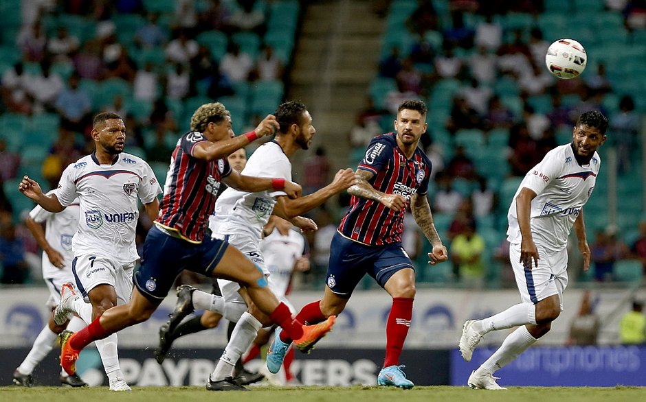 Bahia vence o Bahia de Feira por 2 a 1 e segue líder do Baianão