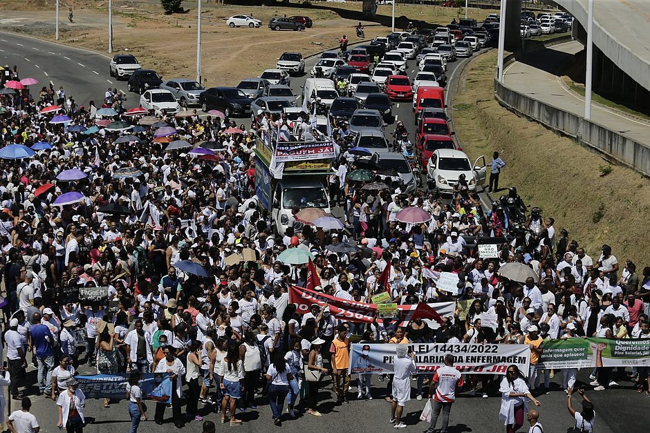 Manifestação dos enfermeiros trava o trânsito na região da Rodoviária de Salvador