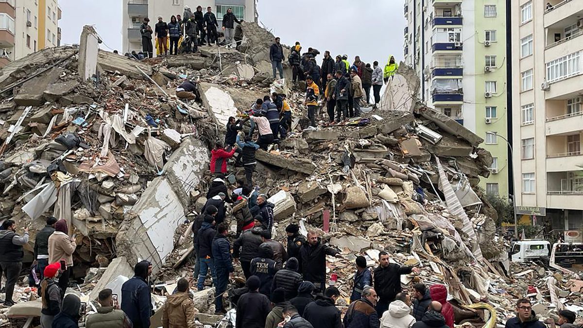 Número de mortos com terremoto na Turquia passa de 2,3 mil
