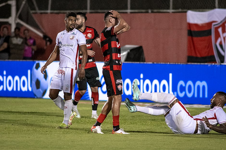 No Barradão, Vitória leva 3 a 2 do Náutico pela Copa do Nordeste