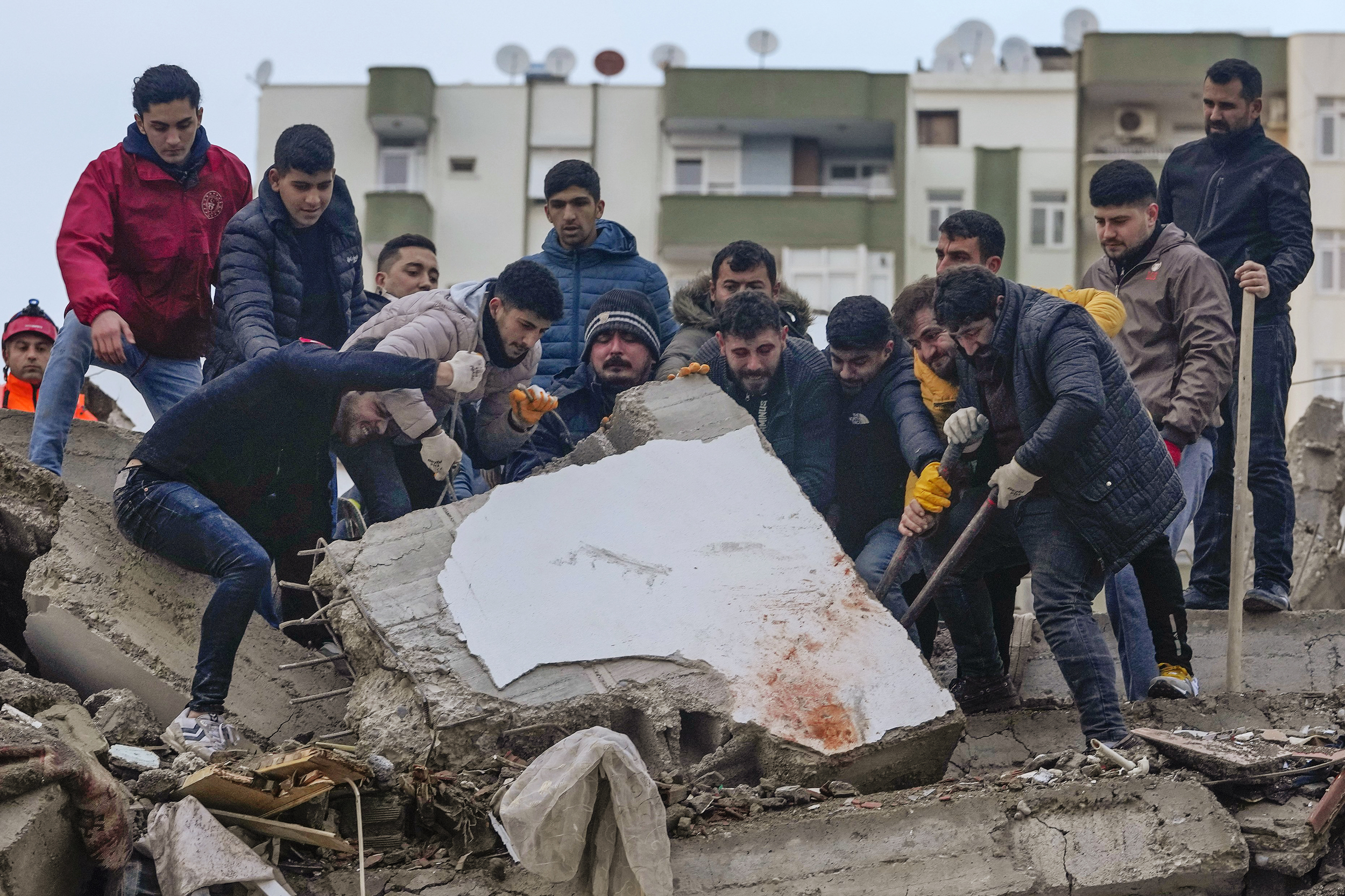 Turquia e Síria confirmam mais de 5 mil mortes após terremoto