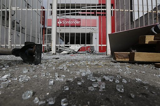 Bandidos explodem agência do Santander no Subúrbio Ferroviário