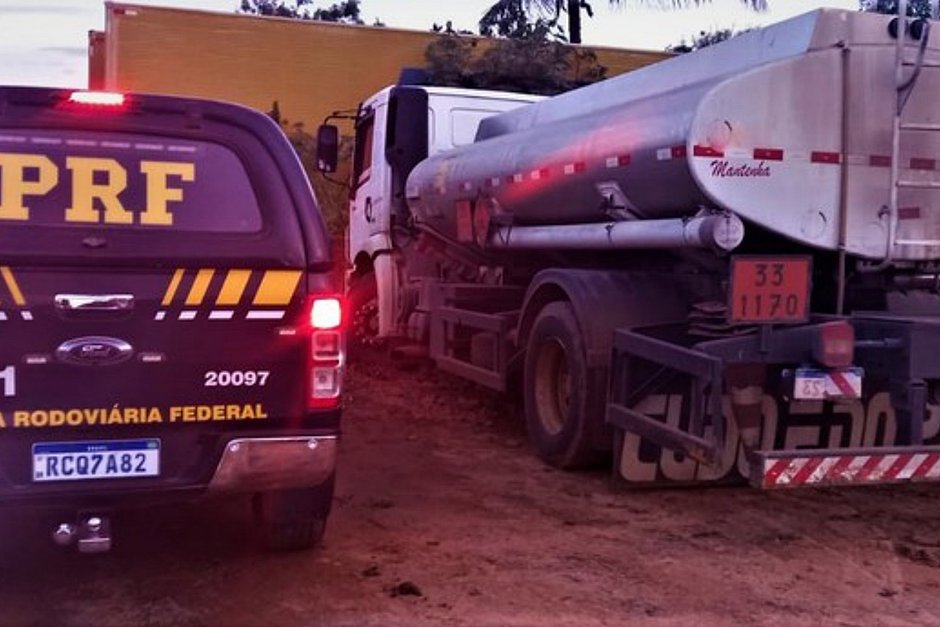 PRF apreende 10 mil litros de cachaça dentro de caminhão-tanque em Seabra