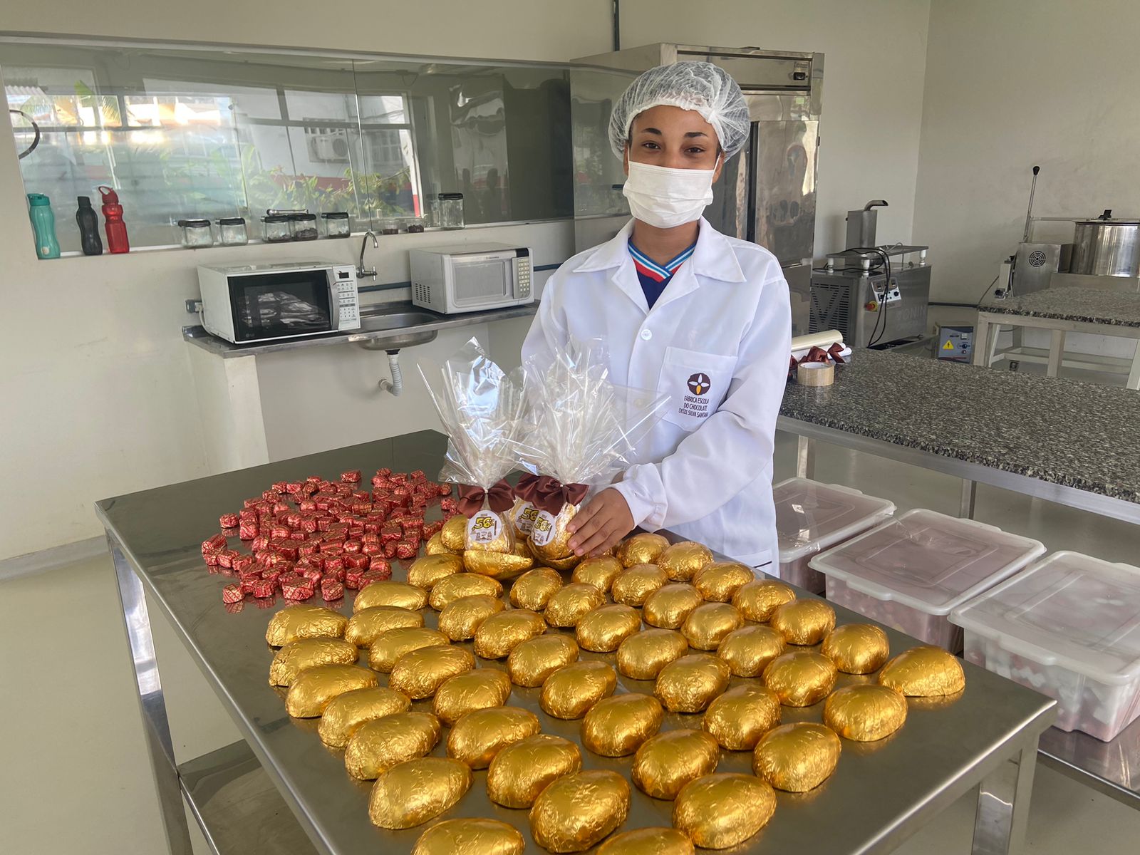 Ilhéus: Alunos do Ceep do Chocolate produzem ovos de Páscoa para doação