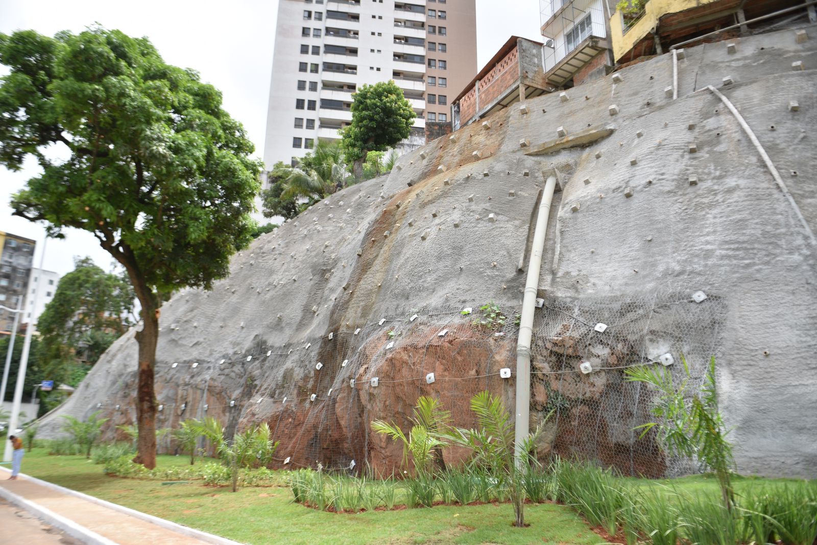 Prefeitura entrega contenção de encosta e novo acesso viário ligando Vale do Canela à Av. Centenário