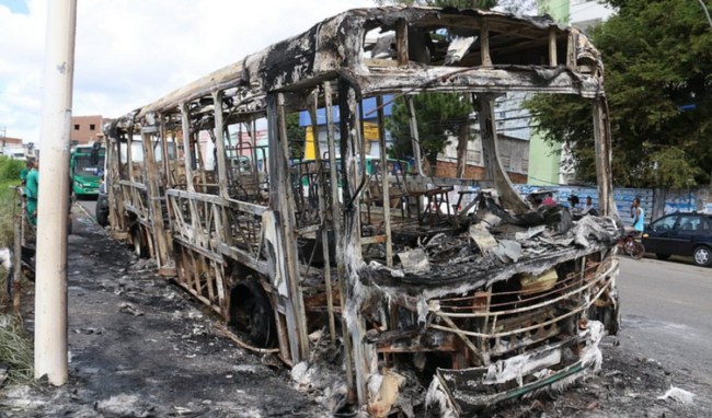 Rodoviários dizem que ônibus incendiado em Sussuarana “já virou rotina”