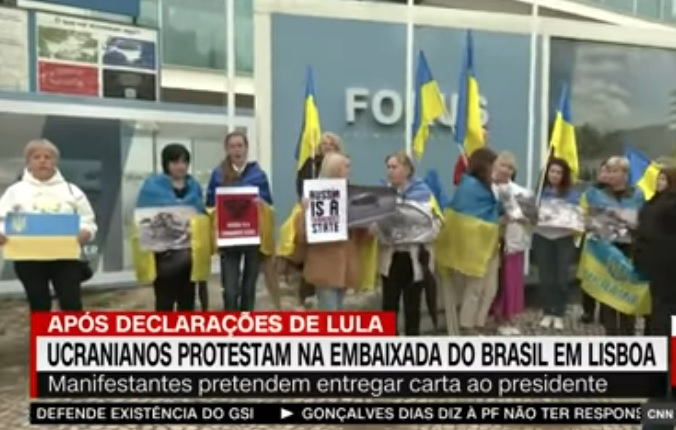 Ucranianos protestam contra Lula em frente à embaixada do Brasil em Lisboa
