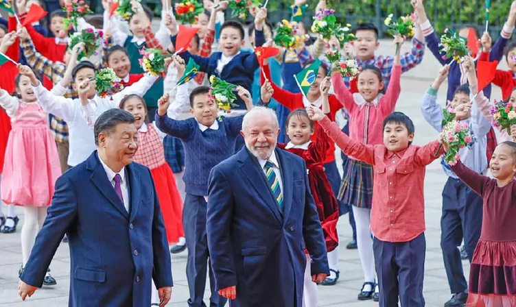 Lula é recepcionado por Xi Jinping no Palácio do Povo em Pequim